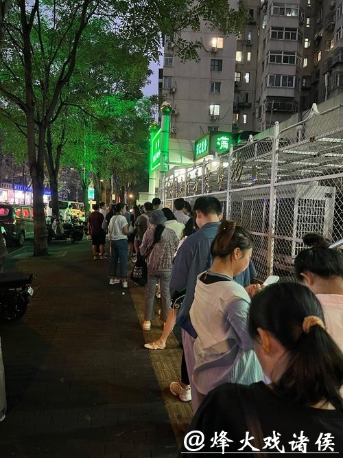 上海这家太火爆！有人凌晨两三点就来排，队伍近百米！有人气得当场报警